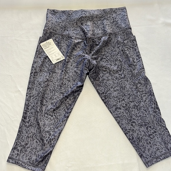 Women’s Athleta Salutation Stash Pocket Capri in Leopard Violet Purple NWT 1x - Picture 3 of 4